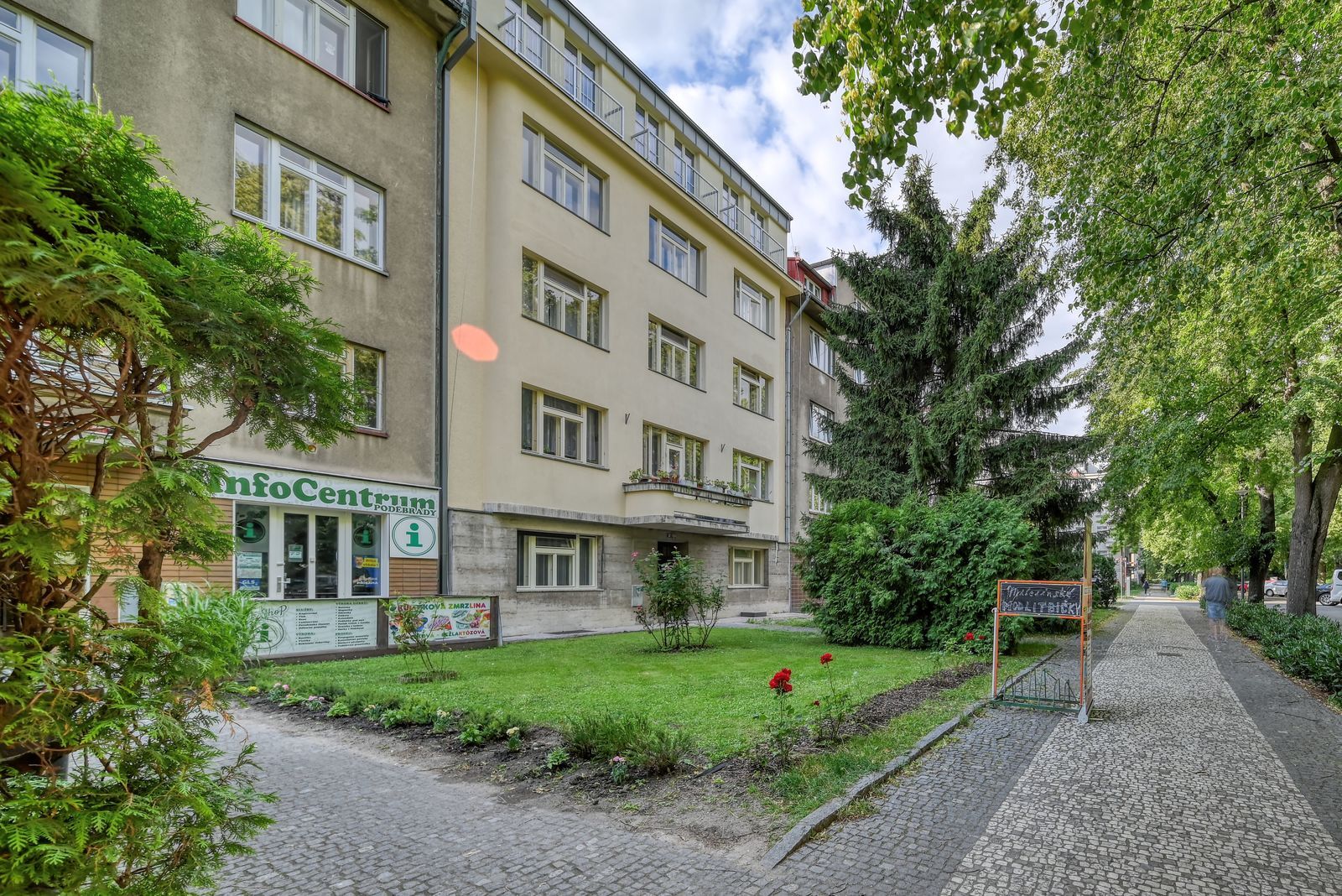 Pronájem ateliéru 3+1 (96 m²) se třemi balkony, v Poděbradech, nám. T.G.M.