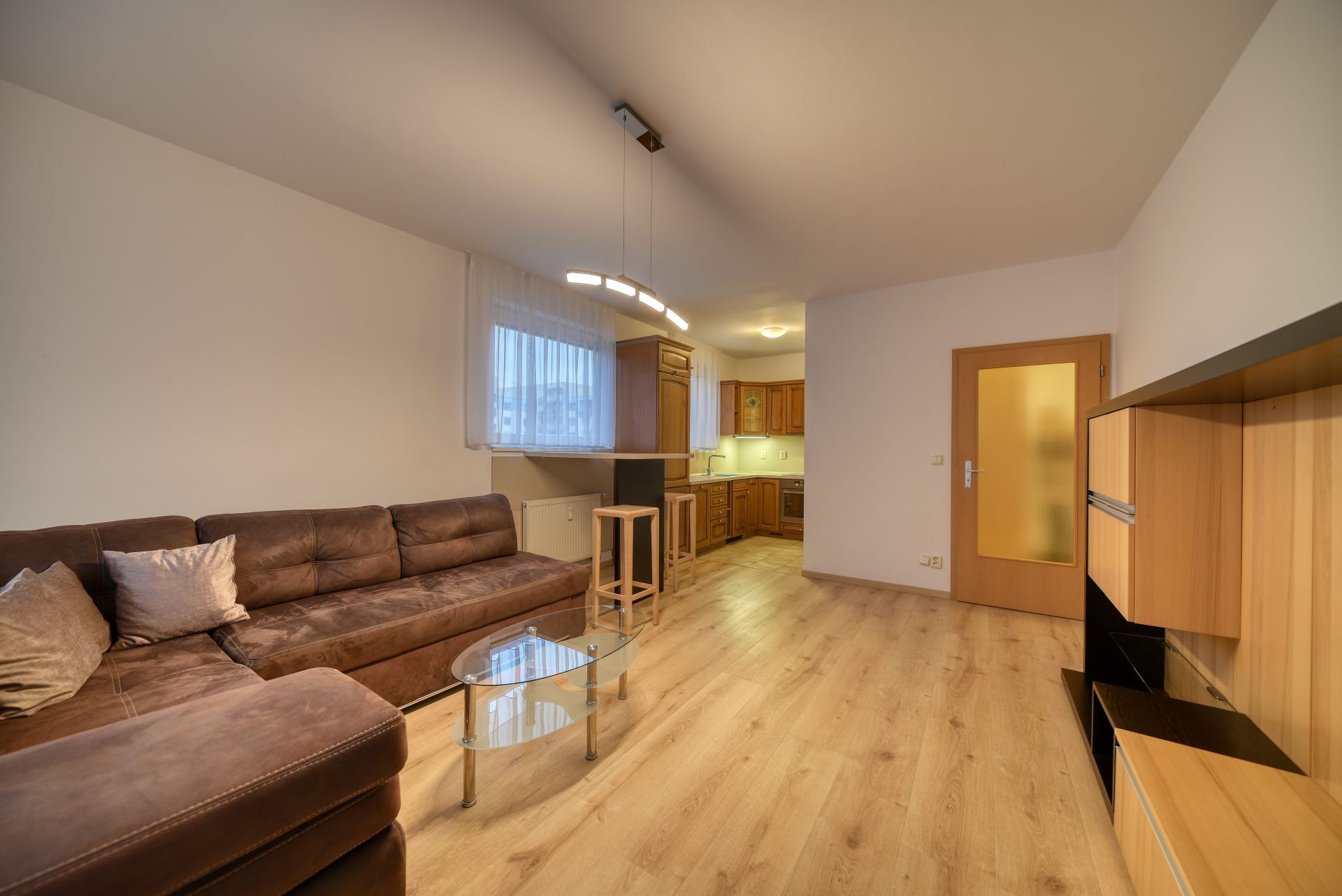 Pronájem vybaveného bytu 2+kk (50 m²), s balkonem a garážovým stáním v Poděbradech, ulice Čechova