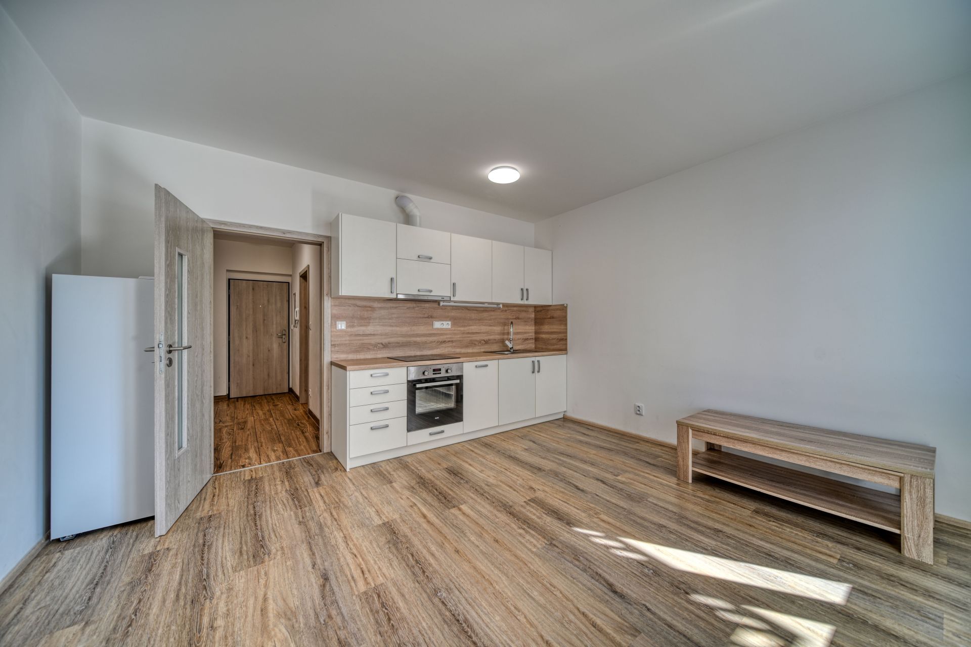 Pronájem bytu 1+kk (31,5 m²) s balkonem, komorou a venkovním park. stáním, Poděbrady, Nerudova ulice