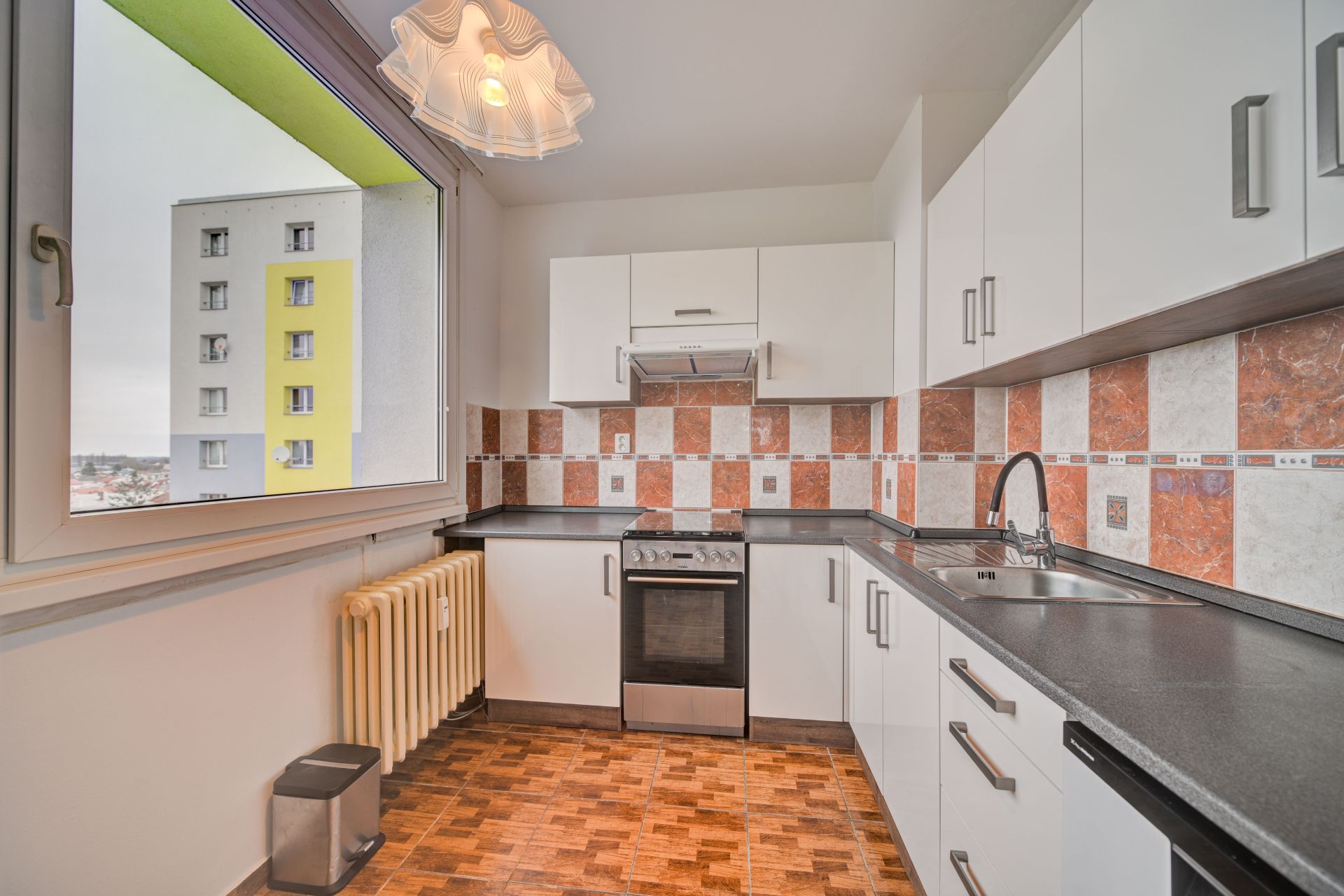 Pronájem bytu 3+1 s lodžií (80 m²), 8. patro, ulice Dr. Horákové, Poděbrady