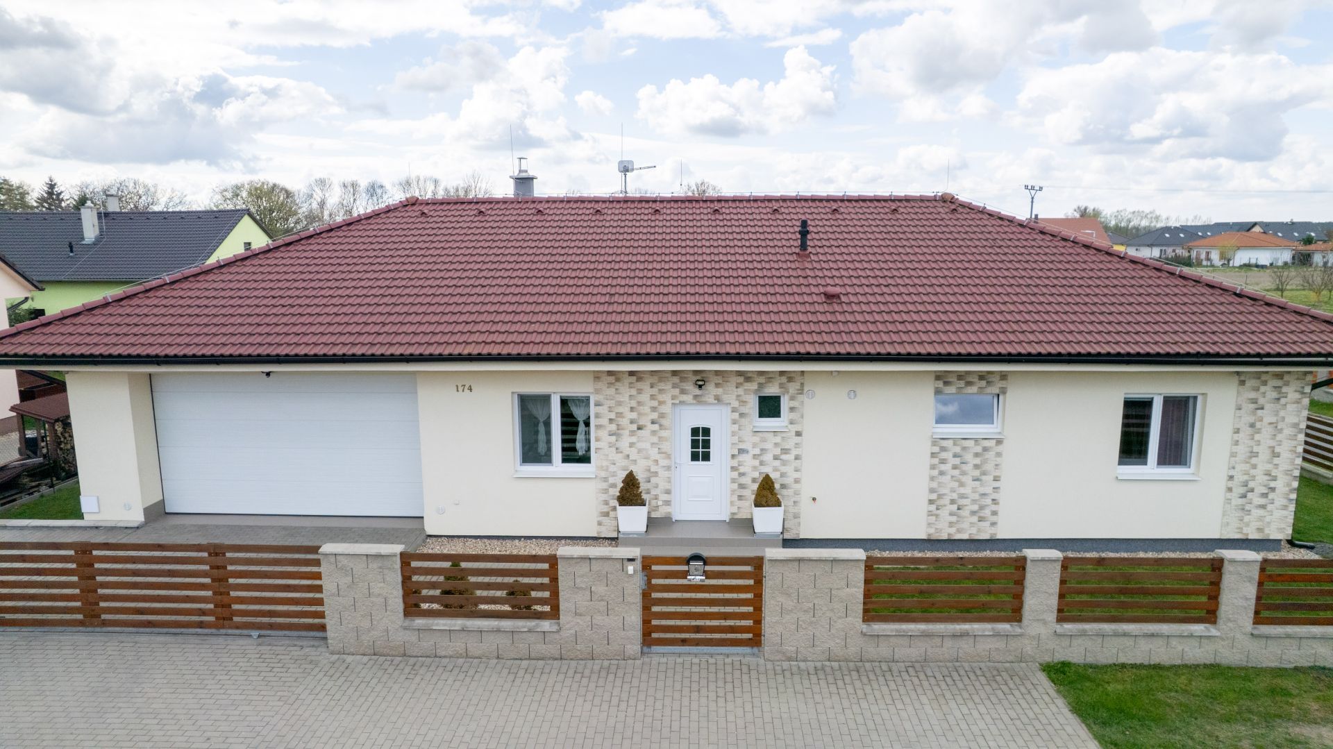 Prodej novostavby RD 4+kk (100,7 m²), garáž 42,2 m², pozemek 718 m², Křečkov u Poděbrad