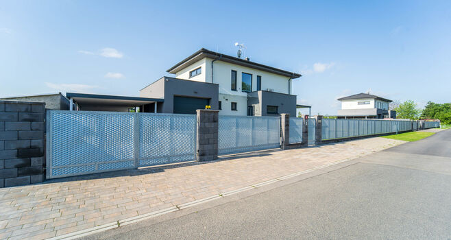 Pronájem zařízeného rodinného domu 4+kk (137 m2) na pozemku 804 m2 v Poděbradech, část Kluk