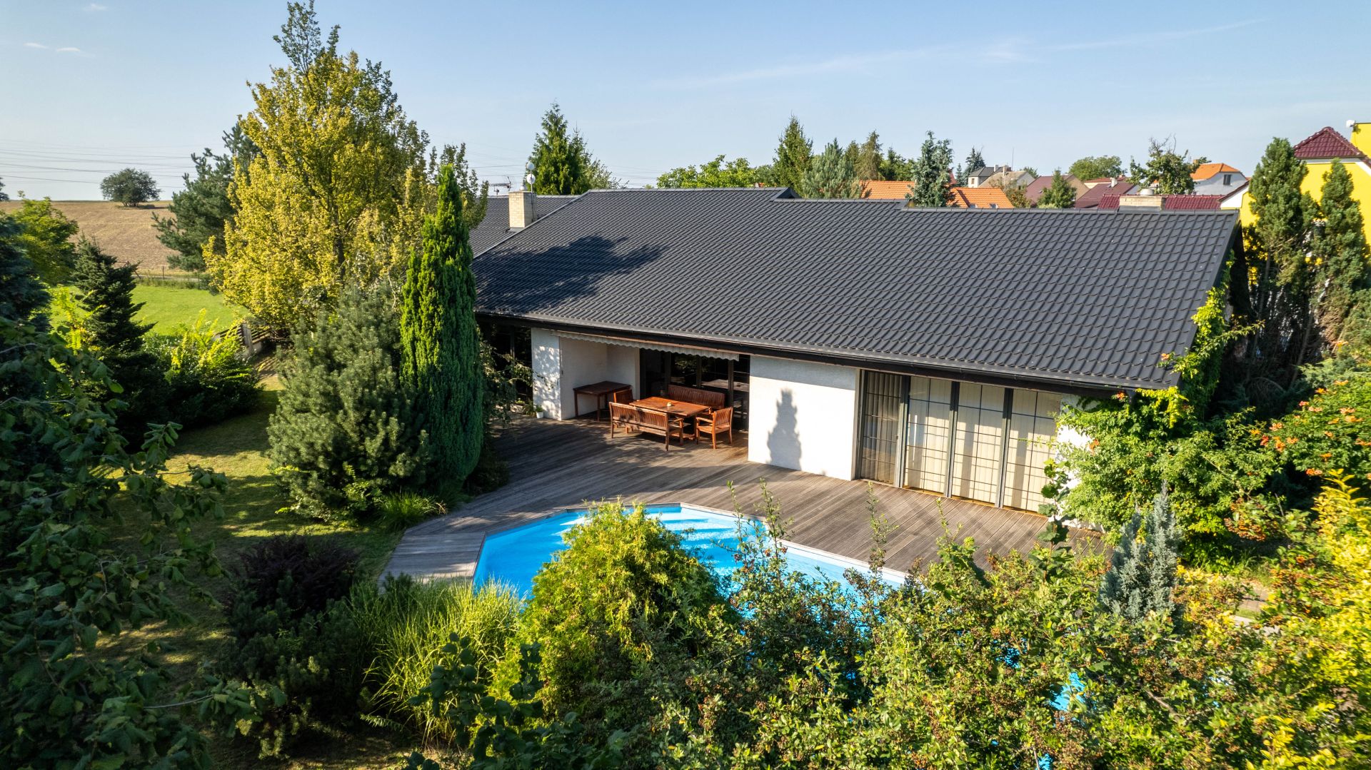 Prodej rodinného domu 5+1 s bazénem, saunou, garáží, pozemek 1 432 m2, Týnec nad Labem