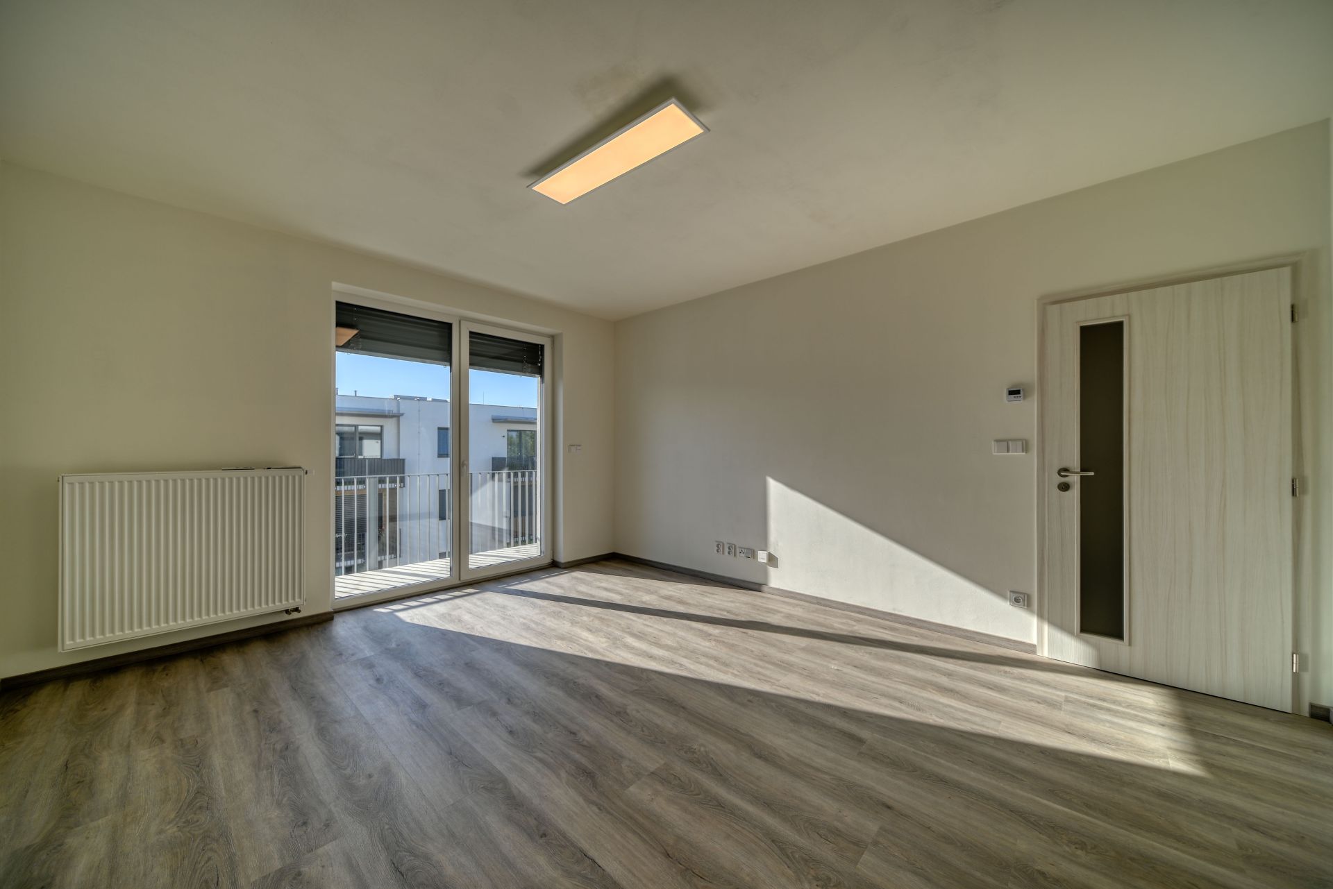 Pronájem nového bytu 2+kk s balkonem a komorou (59,7 m²) v 5. NP + parkovací stání, Nymburk