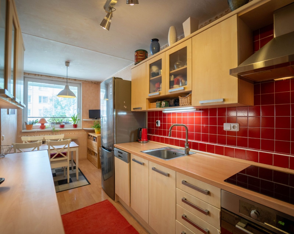 Prodej bytu 3+1 se zasklenou lodžií (77,47 m2), sklepní kóje (1,36 m2), Nymburk