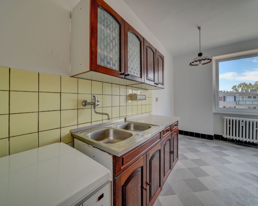 Prodej bytu 3+1 s lodžií, sklepem 80,8 m2, k rekonstrukci, Malšovice - Hradec Králové