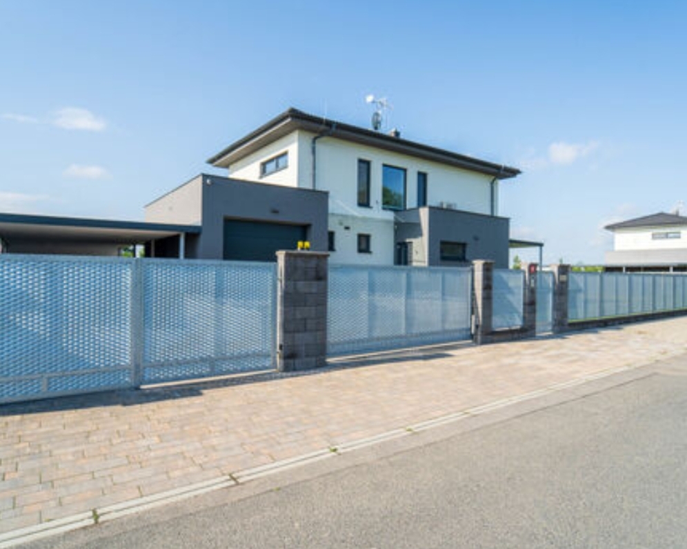 Pronájem zařízeného rodinného domu 4+kk (137 m2) na pozemku 804 m2 v Poděbradech, část Kluk