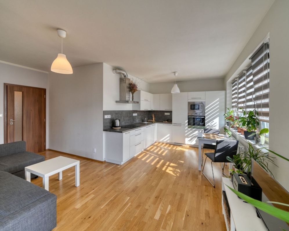 Prodej zařízeného bytu 2+kk s lodžií (54,3 m2) + sklep ve 3. NP v Poděbradech