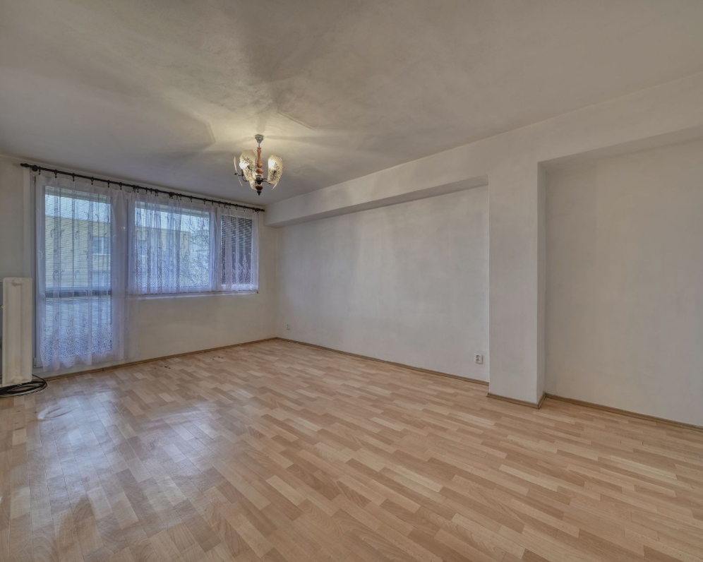 Prodej bytu 2+1 s lodžií (55 m2) + sklepní kóje, 3. NP, Nymburk