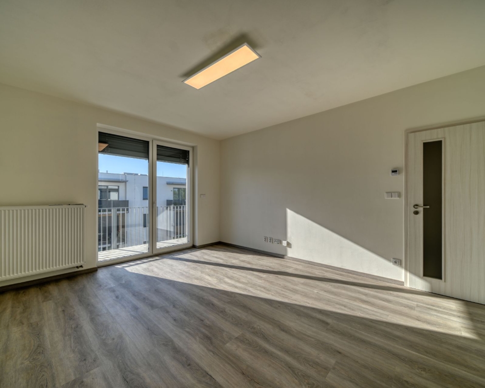 Pronájem nového bytu 2+kk s balkonem a komorou (59,7 m²) v 5. NP + parkovací stání, Nymburk