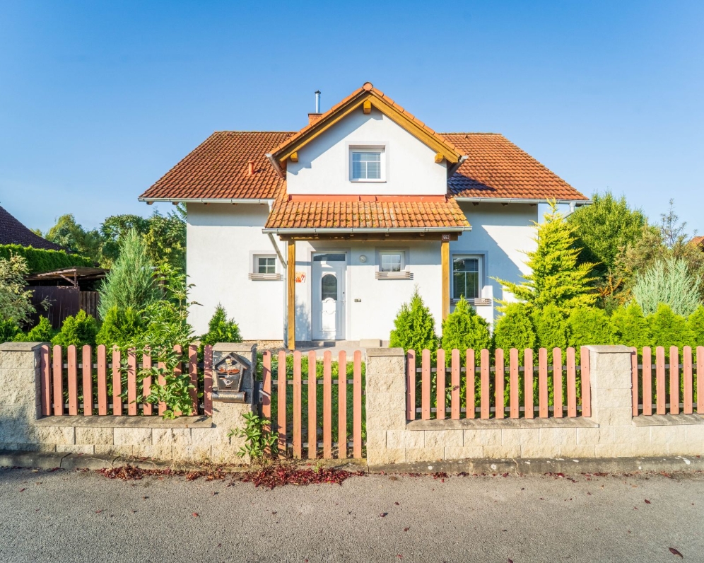 Patrový rodinný dům 5+1 s udržovanou zahradou na pozemku 775 m², Dolní Bousov, okres Mladá Boleslav