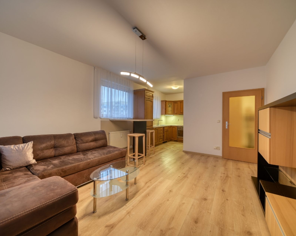 Pronájem vybaveného bytu 2+kk (50 m²), s balkonem a garážovým stáním v Poděbradech, ulice Čechova