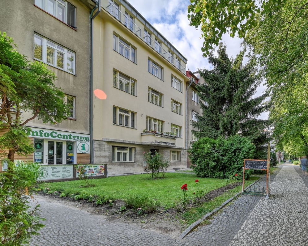 Pronájem ateliéru 3+1 (96 m²) se třemi balkony, v Poděbradech, nám. T.G.M.