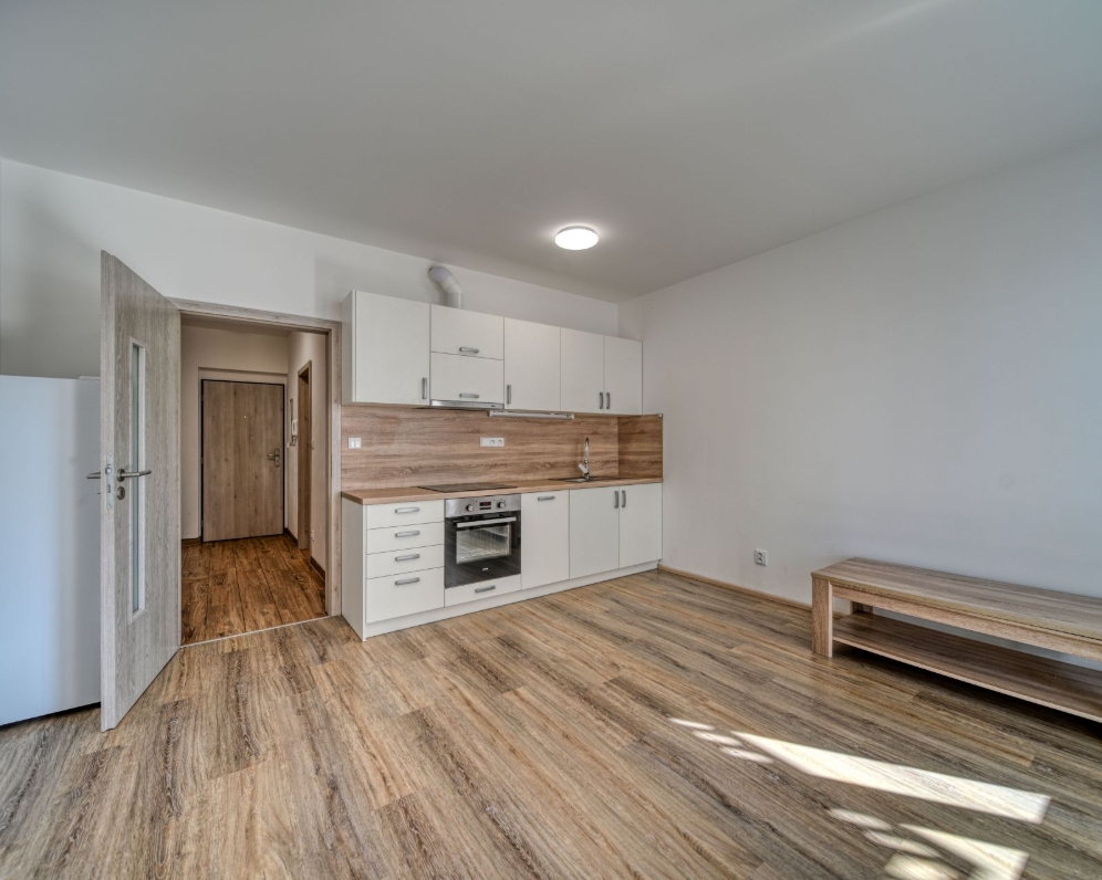 Pronájem bytu 1+kk (31,5 m²) s balkonem, komorou a venkovním park. stáním, Poděbrady, Nerudova ulice